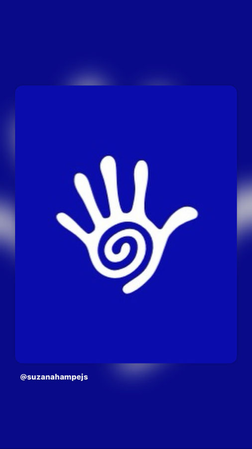 Weiße Hand mit Spirale auf blauem Grund – Symbol der Lebensenergie und schamanischen Heilkraft