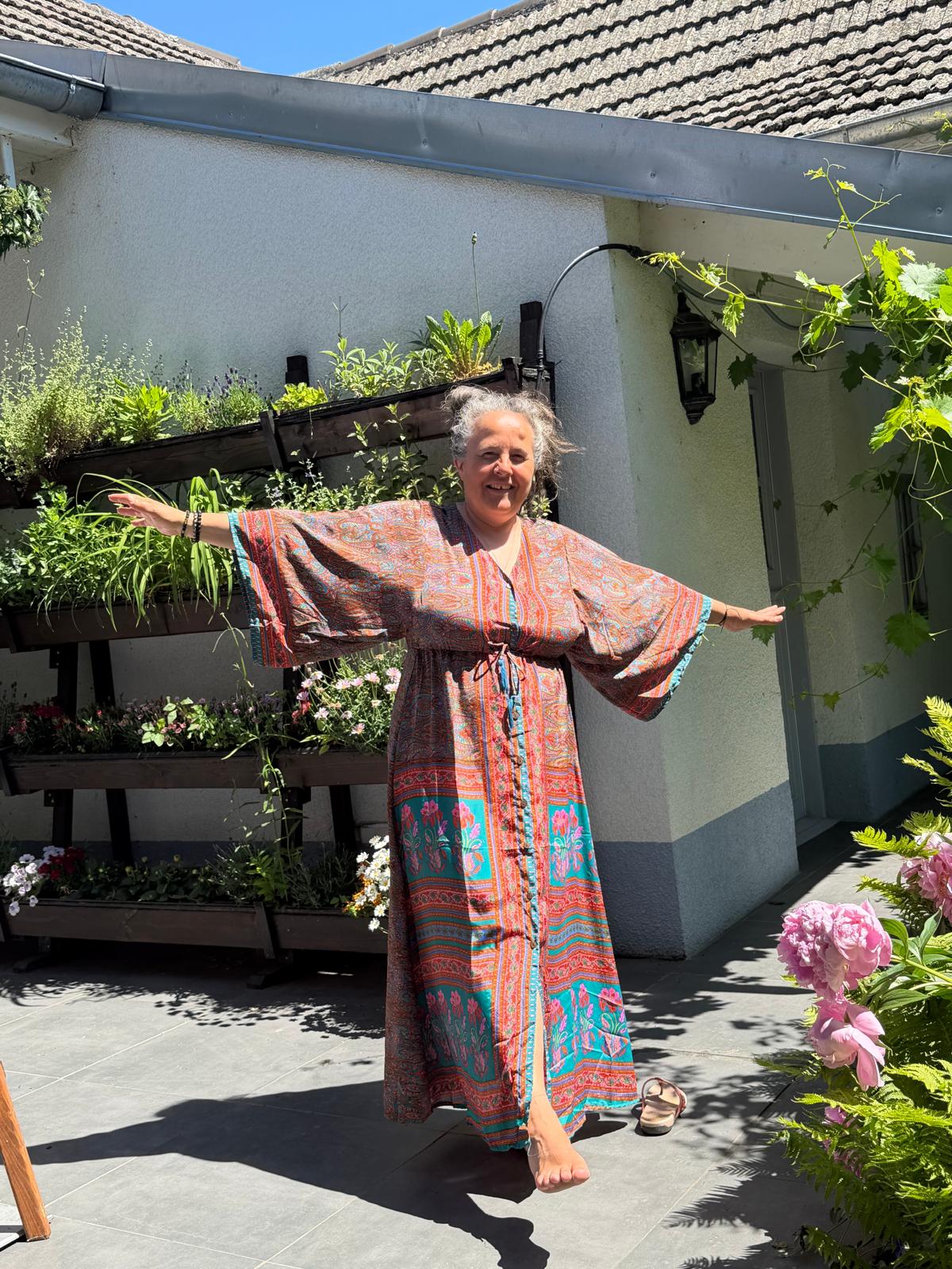 Suzana Hampejs im Garten mit erhobenen Händen – Verbindung mit dem Himmel, Dankbarkeit und Empfang kosmischer Lebensenergie